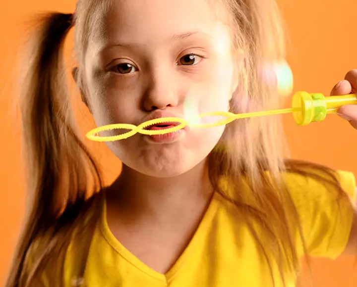 Kind macht Seifenblasen