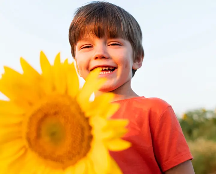 Kind mit einer Sonnenblume